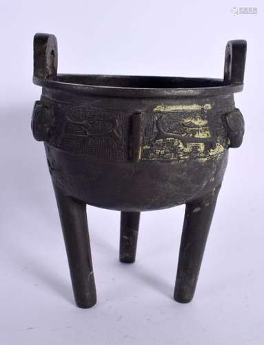 A 17TH/18TH CENTURY CHINESE TWIN HANDLED BRONZE CENSER Ming/...