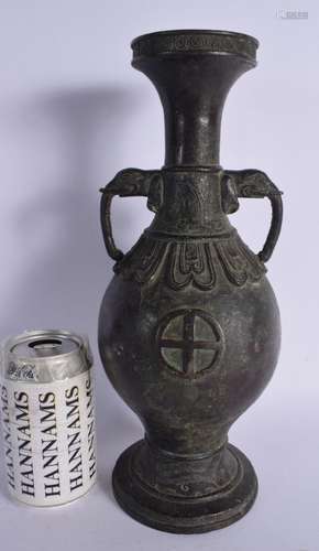 A RARE 17TH/18TH CENTURY CHINESE TWIN HANDLED BRONZE VASE Mi...