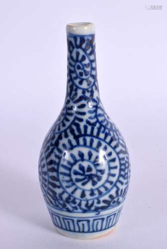 A 19TH CENTURY CHINESE BLUE AND WHITE PORCELAIN VASE Qing, p...