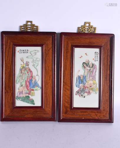 A PAIR OF CHINESE FAMILLE ROSE PORCELAIN AND HARDWOOD PLAQUE...