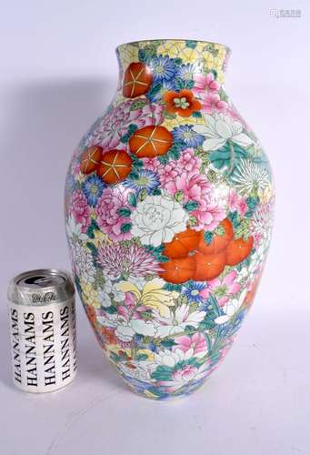 A FINE 18TH CENTURY CHINESE FAMILLE ROSE MILLEFLEURS VASE Qi...