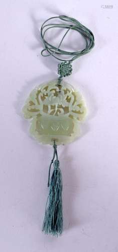 AN EARLY 20TH CENTURY CHINESE CARVED GREEN HARDSTONE PENDANT...