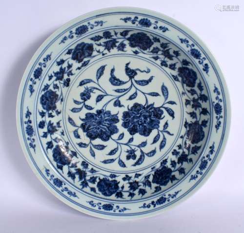 A LARGE CHINESE BLUE AND WHITE PORCELAIN DISH 20th Century. ...