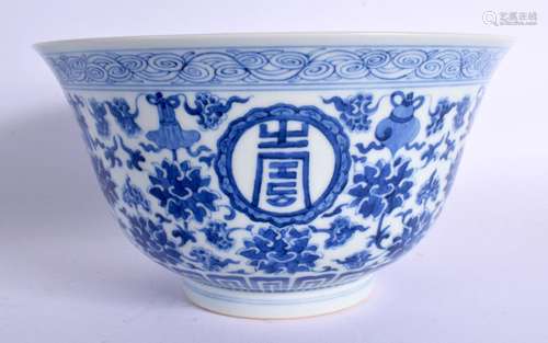 A LARGE EARLY 20TH CENTURY CHINESE BLUE AND WHITE PORCELAIN ...