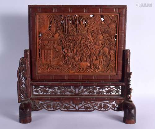 A LARGE CHINESE CARVED WOOD SCREEN ON STAND 20th Century. 38...