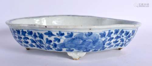 AN EARLY 19TH CENTURY CHINESE BLUE AND WHITE PORCELAIN DISH ...