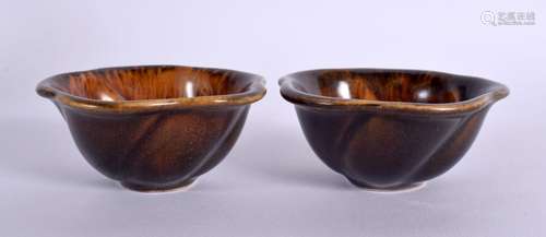 A PAIR OF EARLY 20TH CENTURY CHINESE IMITATION AGATE TEABOWL...