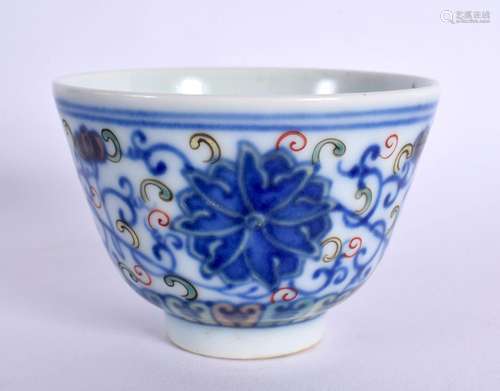 A CHINESE DOUCAI PORCELAIN TEABOWL 20th Century. 7 cm diamet...