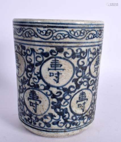 A CHINESE BLUE AND WHITE PORCELAIN BRUSH POT 20th Century. 1...