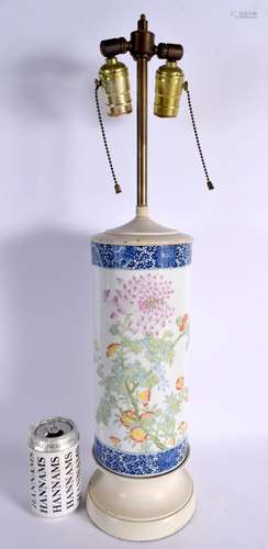 AN EARLY 20TH CENTURY CHINESE FAMILLE ROSE BLUE AND WHITE LA...