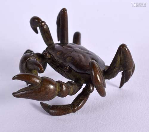 A JAPANESE BRONZE CRAB OKIMONO. 5 cm x 4.5 cm.