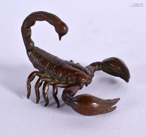 A JAPANESE BRONZE CRAB OKIMONO. 5 cm x 4 cm.