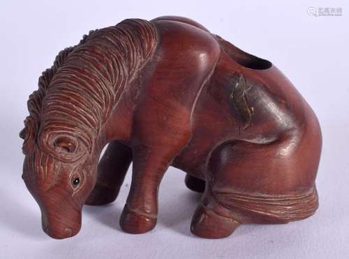 A JAPANESE CARVED WOOD HORSE BRUSH REST. 7 cm x 4 cm.