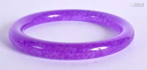 A CHINESE LILAC JADE BANGLE 20th Century. 7 cm diameter.