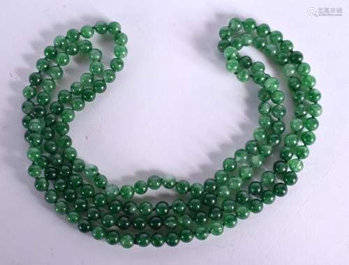 A CHINESE CARVED JADEITE NECKLACE 20th Century. 124 cm long.