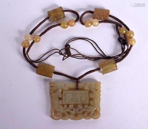 AN EARLY 20TH CENTURY CHINESE CARVED JADE NECKLACE Late Qing...