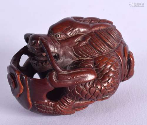 A JAPANESE CARVED BOXWOOD DRAGON NETSUKE. 6.5 cm x 4.25 cm.