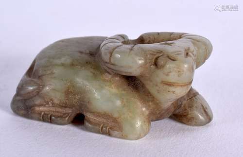 A CHINESE CARVED JADE BULLOCK 20th Century. 5.5 cm x 3 cm.