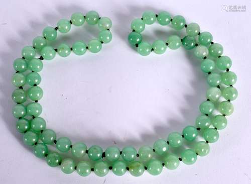 A CHINESE JADEITE NECKLACE 20th Century. 155 grams. 90 cm lo...