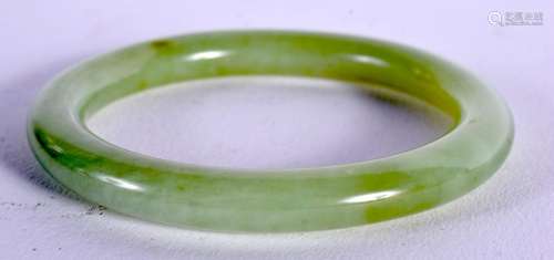 AN EARLY 20TH CENTURY CHINESE CARVED GREEN JADE BANGLE Late ...