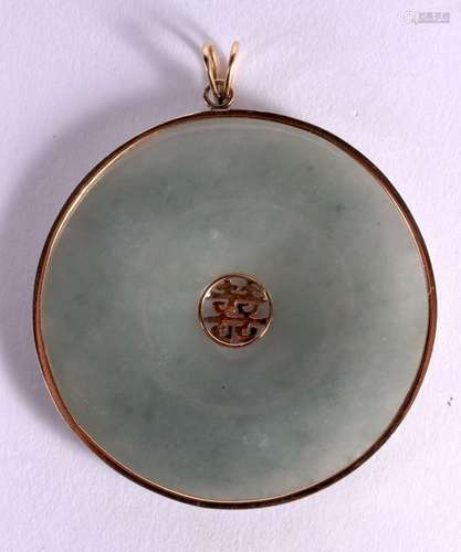 AN EARLY 20TH CENTURY CHINESE 14CT GOLD AND JADEITE PENDANT ...