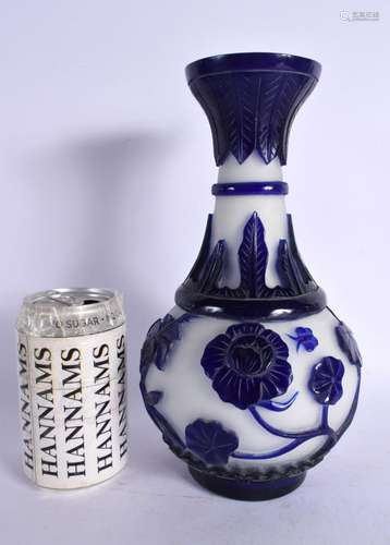 AN EARLY 20TH CENTURY CHINESE PEKING GLASS VASE Late Qing/Re...