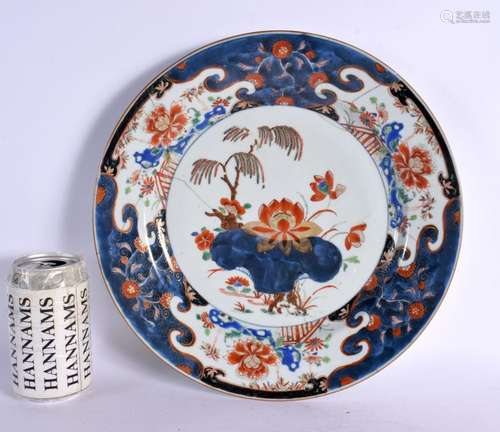 A LARGE 18TH CENTURY CHINESE IMARI PORCELAIN PLATE Yongzheng...