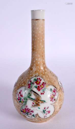 AN EARLY 20TH CENTURY CHINESE FAMILLE ROSE PORCELAIN VASE La...