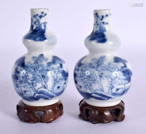 A SMALL PAIR OF 19TH CENTURY CENTURY CHINESE BLUE AND WHITE ...