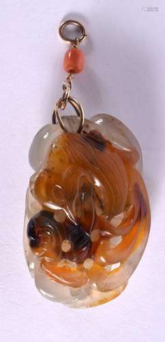 A FINE LATE 19TH CENTURY CHINESE CARVED TWO TONE AGATE PENDA...