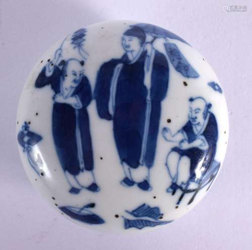 A 19TH CENTURY CHINESE BLUE AND WHITE PORCELAIN BOX AND COVE...