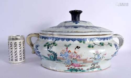 A LARGE 18TH CENTURY CHINESE FAMILLE ROSE BLUE AND WHITE TUR...