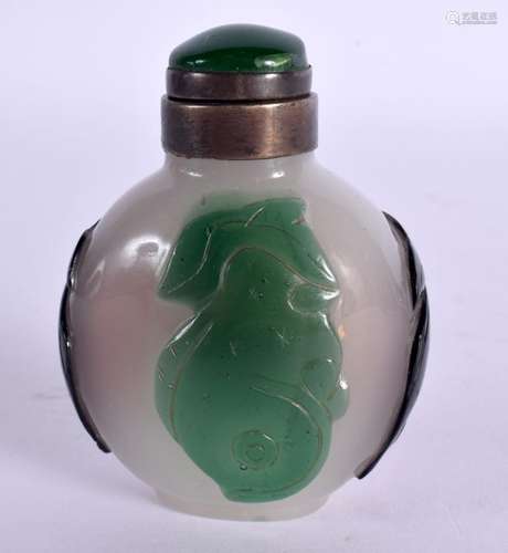 AN EARLY 20TH CENTURY CHINESE PEKING GLASS SNUFF BOTTLE AND ...