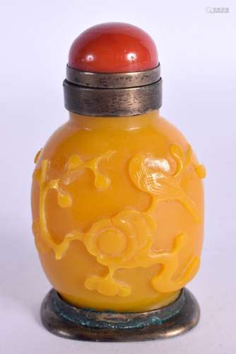 AN EARLY 20TH CENTURY CHINESE PEKING GLASS SNUFF BOTTLE AND ...