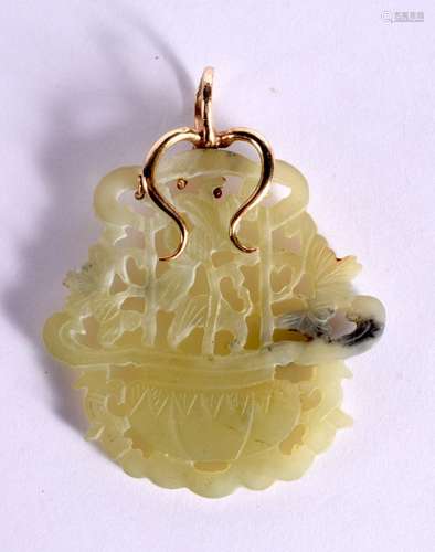 A CHINESE GOLD MOUNTED JADE PENDANT 20th Century. 6 cm x 7.5...