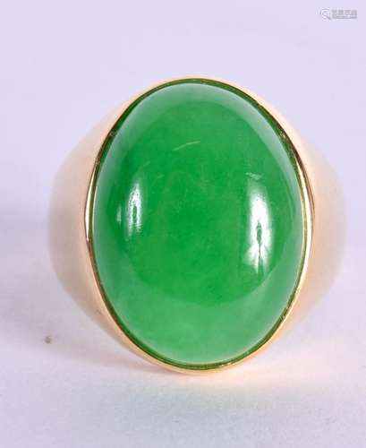 AN EARLY 20TH CENTURY CHINESE 14CT GOLD AND APPLE JADE RING ...