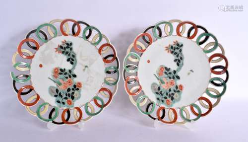 A PAIR OF 19TH CENTURY CHINESE FAMILLE VERTE PORCELAIN PLATE...