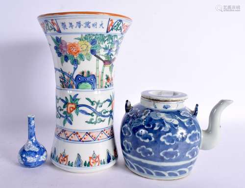 A LARGE EARLY 20TH CENTURY CHINESE WUCAI PORCELAIN SLEEVE VA...