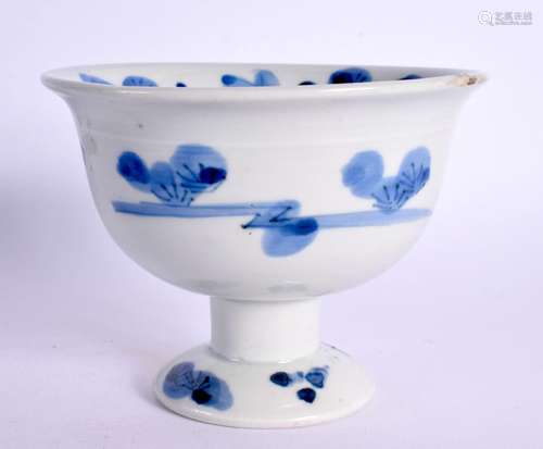 A 19TH CENTURY CHINESE BLUE AND WHITE PORCELAIN STEM FOOT BO...