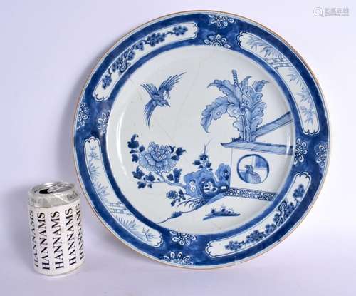 A LARGE EARLY 18TH CENTURY CHINESE BLUE AND WHITE PORCELAIN ...