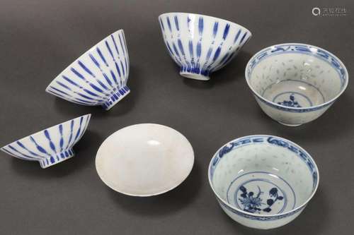 Two Pairs of Chinese Porcelain Food Bowls,