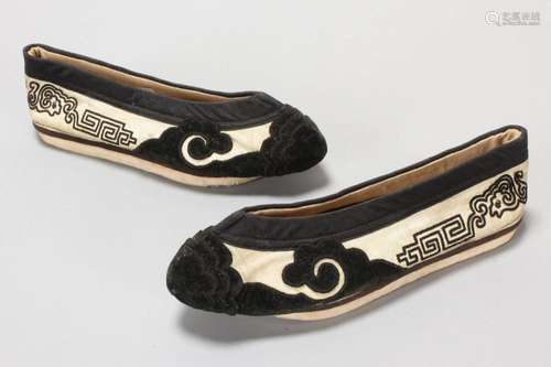 Pair of Chinese Qing Dynasty Manchu Style Shoes,