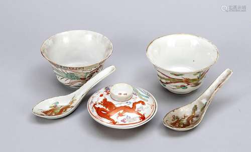 Two bowls with lids and spoons, Chi