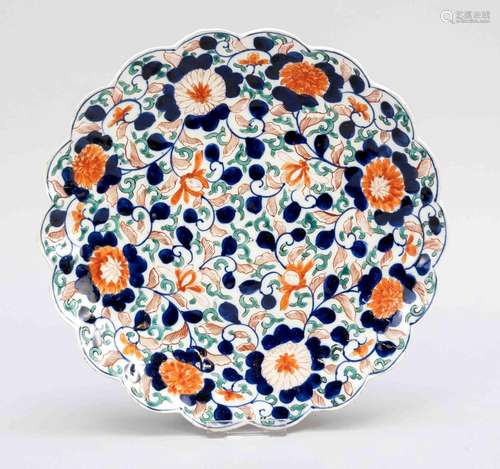 Imari plate in chrysanthemum form(r