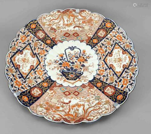 Large Imari plate in chrysanthemum