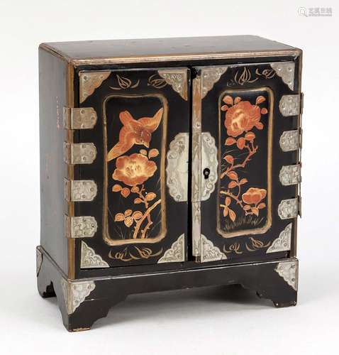 Small lacquer cabinet, Japan, early