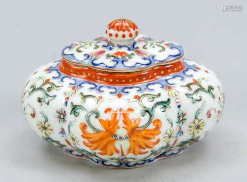 Famille Rose lidded snuff box, Chin
