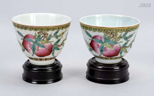 Pair of small bowls of the famille