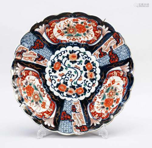 Imari plate in chrysanthemum form(r