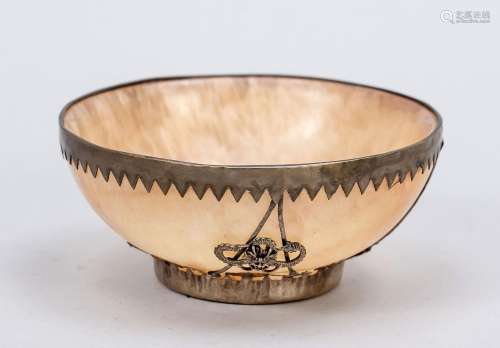 Rose quartz bowl with mounting, Chi